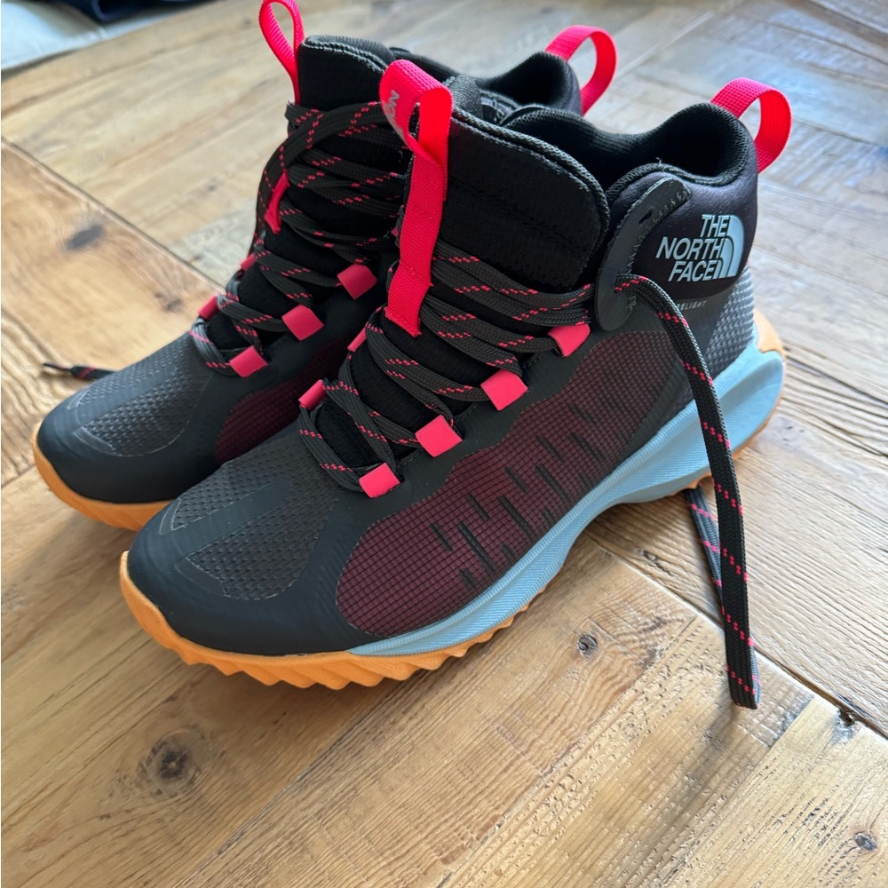 North Face black/multi sneaker boot, Size 8 in excellent condition